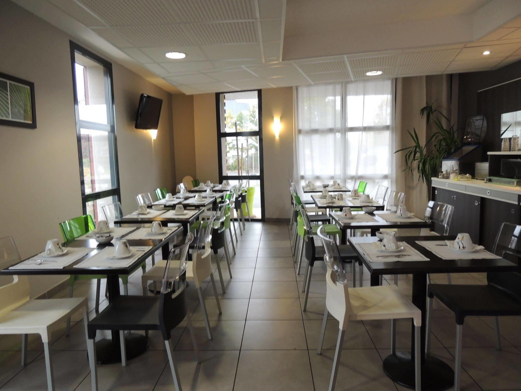 The Originals City, Hotel Novella Confort, Nantes Est Каркефу Екстер'єр фото